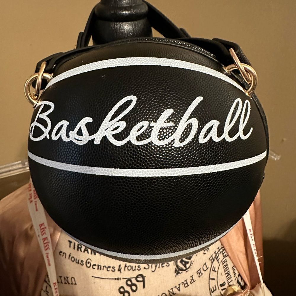 🔥🔥 Adorable mini basketball, purse measurements, in pictures. Fits alot.